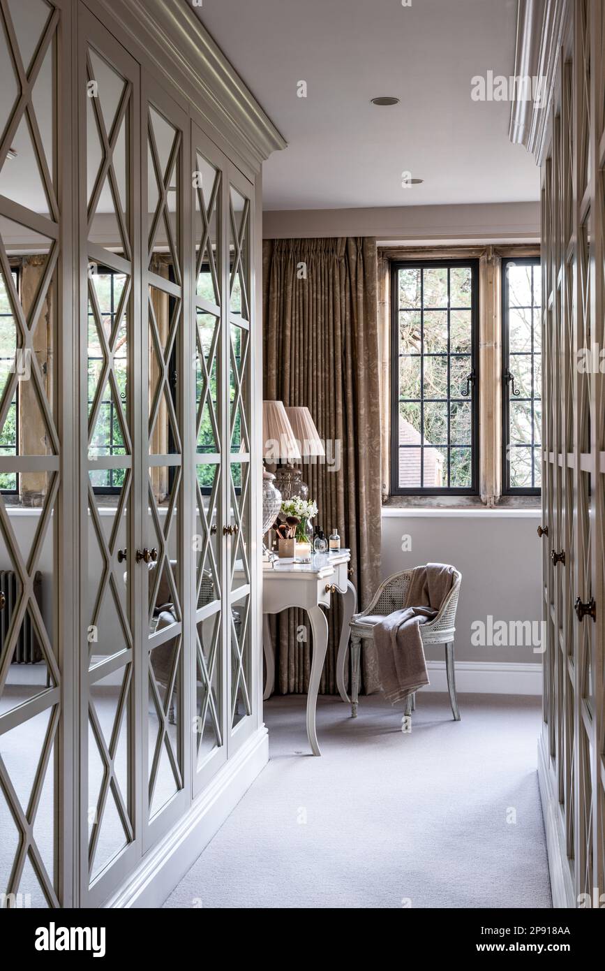 Spiegelgarderobe mit Frisiertisch im Landhaus im Kunst- und Handwerksstil, Kent, Großbritannien Stockfoto