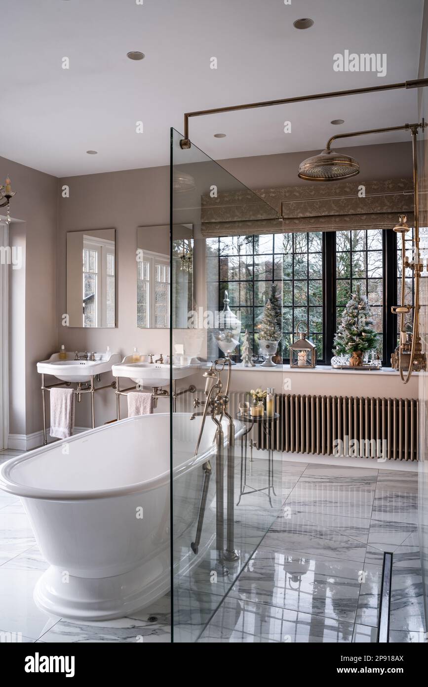 Glaswand auf begehbarer Dusche in Kunsthandwerk-Landhaus, Kent, Großbritannien Stockfoto