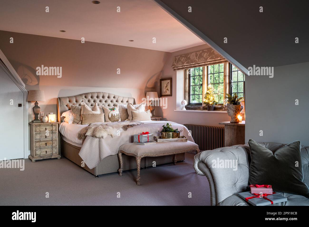 Dachzimmer mit Kerzenlicht im Art & Crafts Stil Landhaus, Kent, Großbritannien Stockfoto