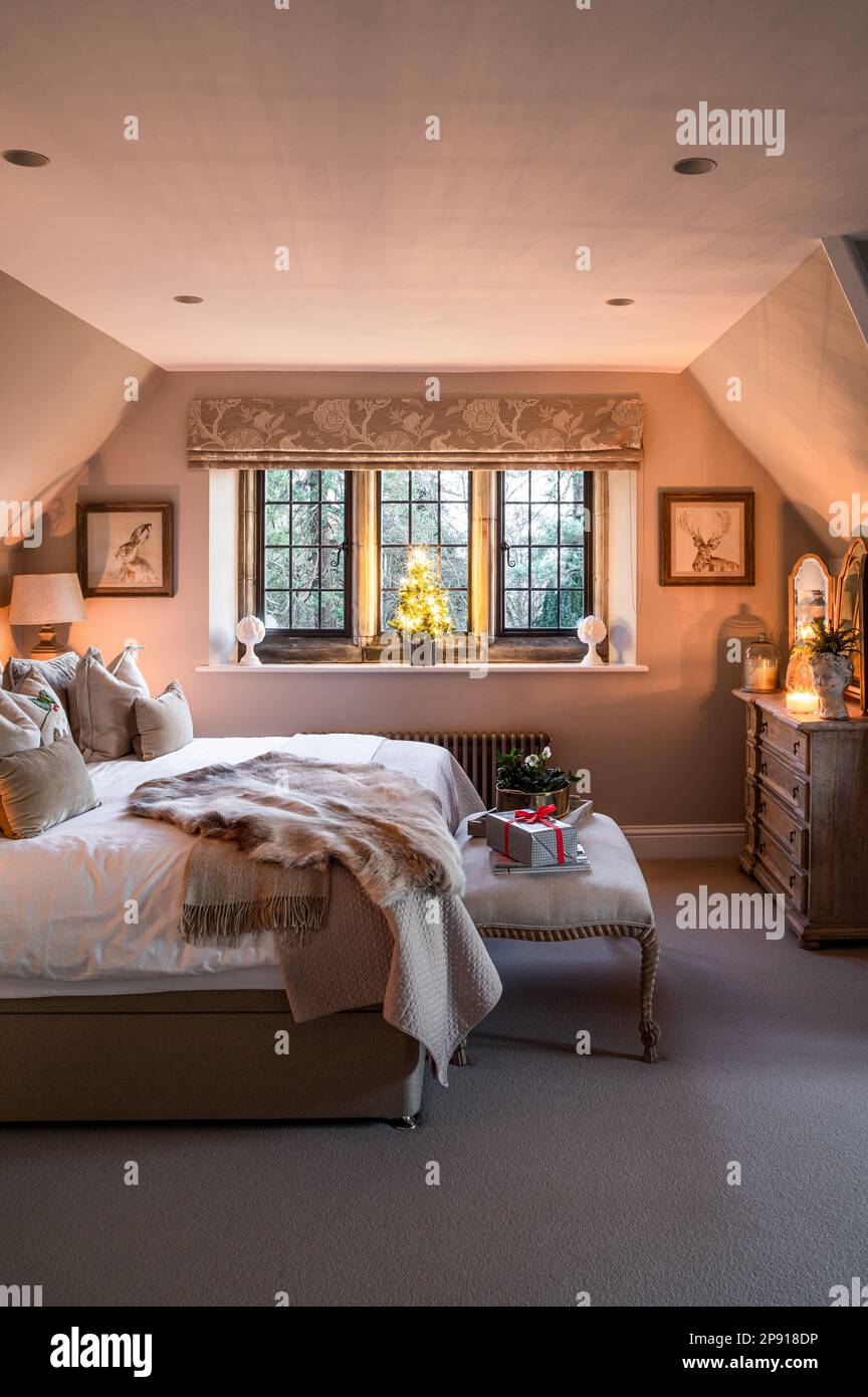 Dachzimmer mit Kerzenlicht im Art & Crafts Stil Landhaus, Kent, Großbritannien Stockfoto