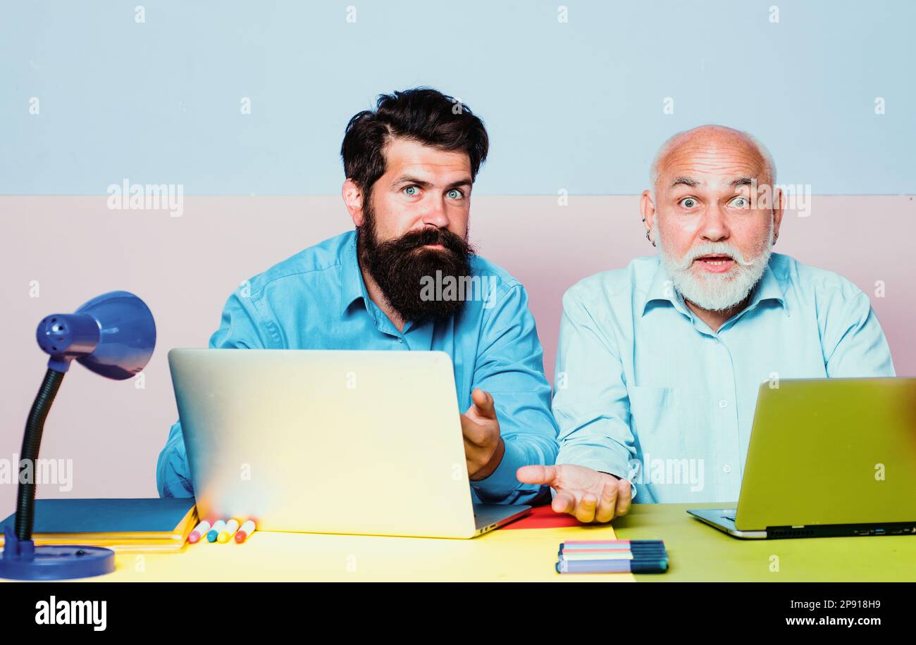 Ältere ältere ältere und gut aussehende Lehrerin mit Notizbuch. Ein Großvater und ein Sohn lernen im Unterricht. Alt und jung Stockfoto