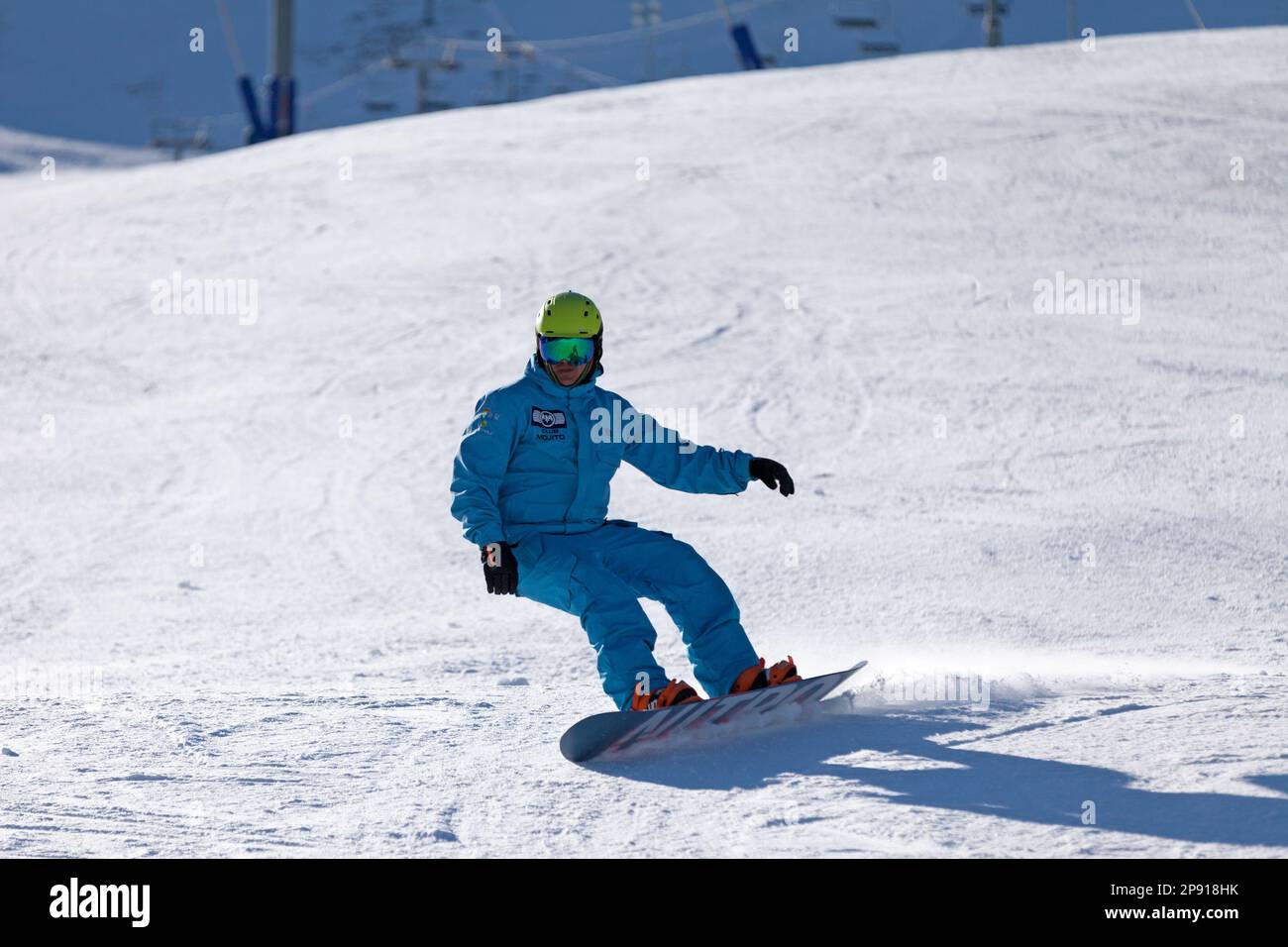 Pas de la Casa, Andorra, Dezember 03 2019: Snowboarder auf der Skipiste von Grandvalira, dem größten Skigebiet in den Pyrenäen und Südeuropa. Stockfoto