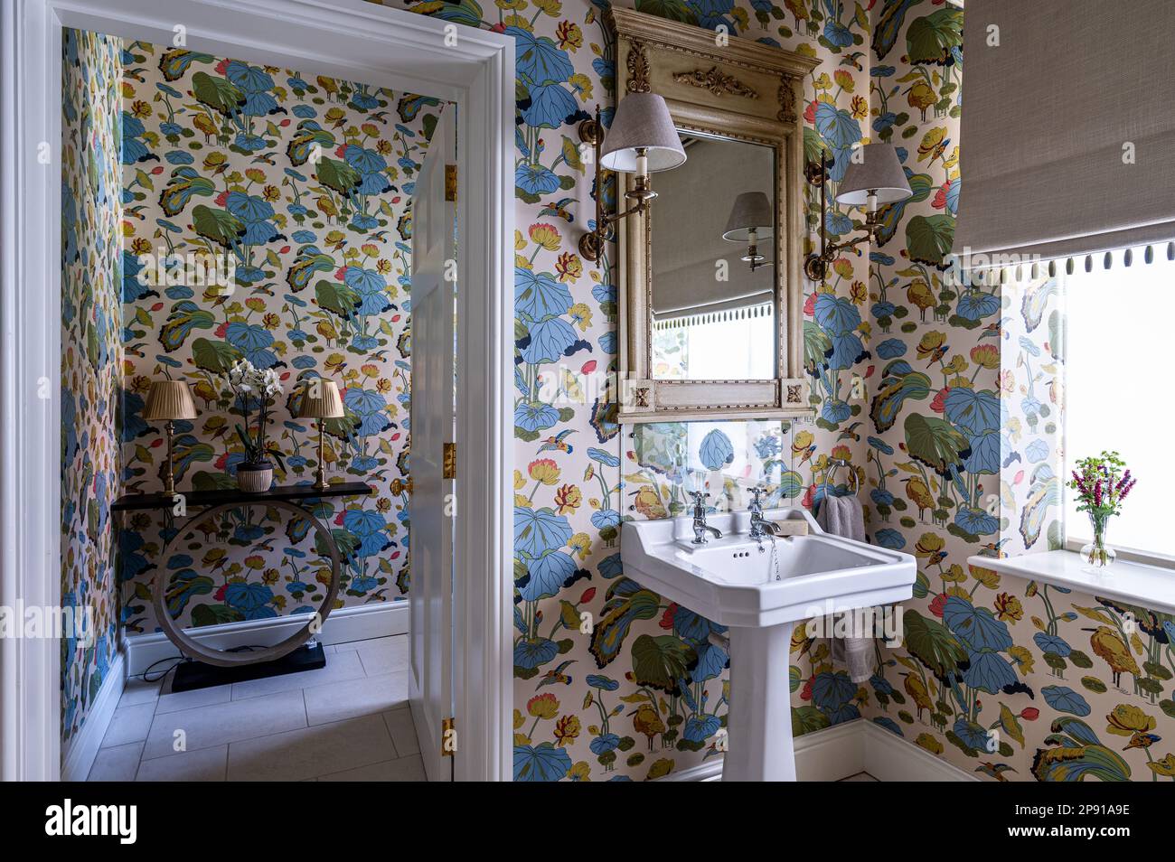 Koordinierte Tapete im Badezimmer und Flur des denkmalgeschützten Suffolk Landhauses aus dem 18. Jahrhundert, UK Stockfoto