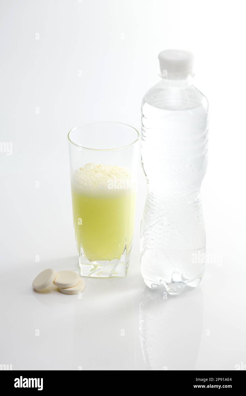 Die Brausetablette löst sich in einem Glas Wasser auf. Stockfoto