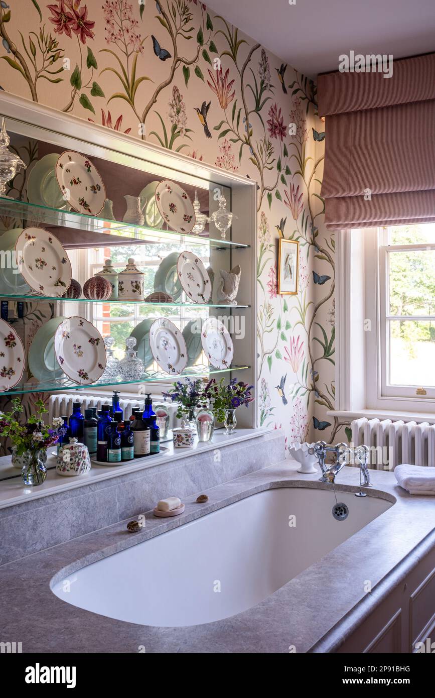 Sanderson Tapete mit Tellern auf Spiegelregalen in18. Century Grade II denkmalgeschütztes Suffolk Landhaus, Großbritannien Stockfoto