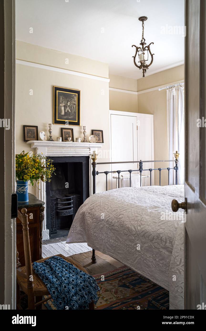 Ursprünglicher Kamin im Schlafzimmer des Norfolk Cottage aus dem 19. Jahrhundert, Großbritannien Stockfoto