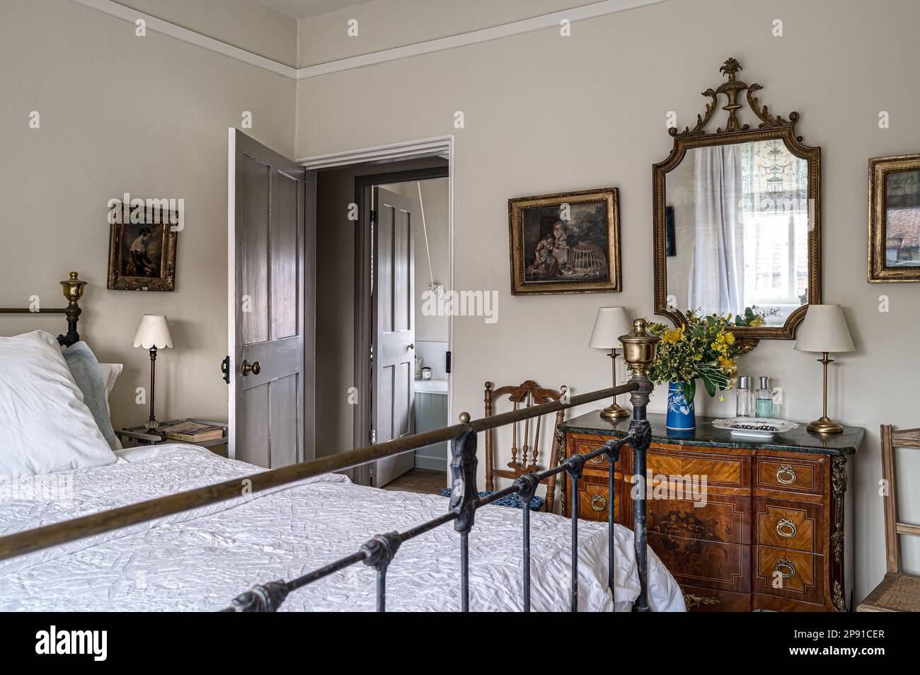 Spiegel im chinesischen Chippendale-Stil über einem Frisiertisch mit Marmorplatte im Schlafzimmer des Norfolk Cottage im 19. Jahrhundert, Großbritannien Stockfoto