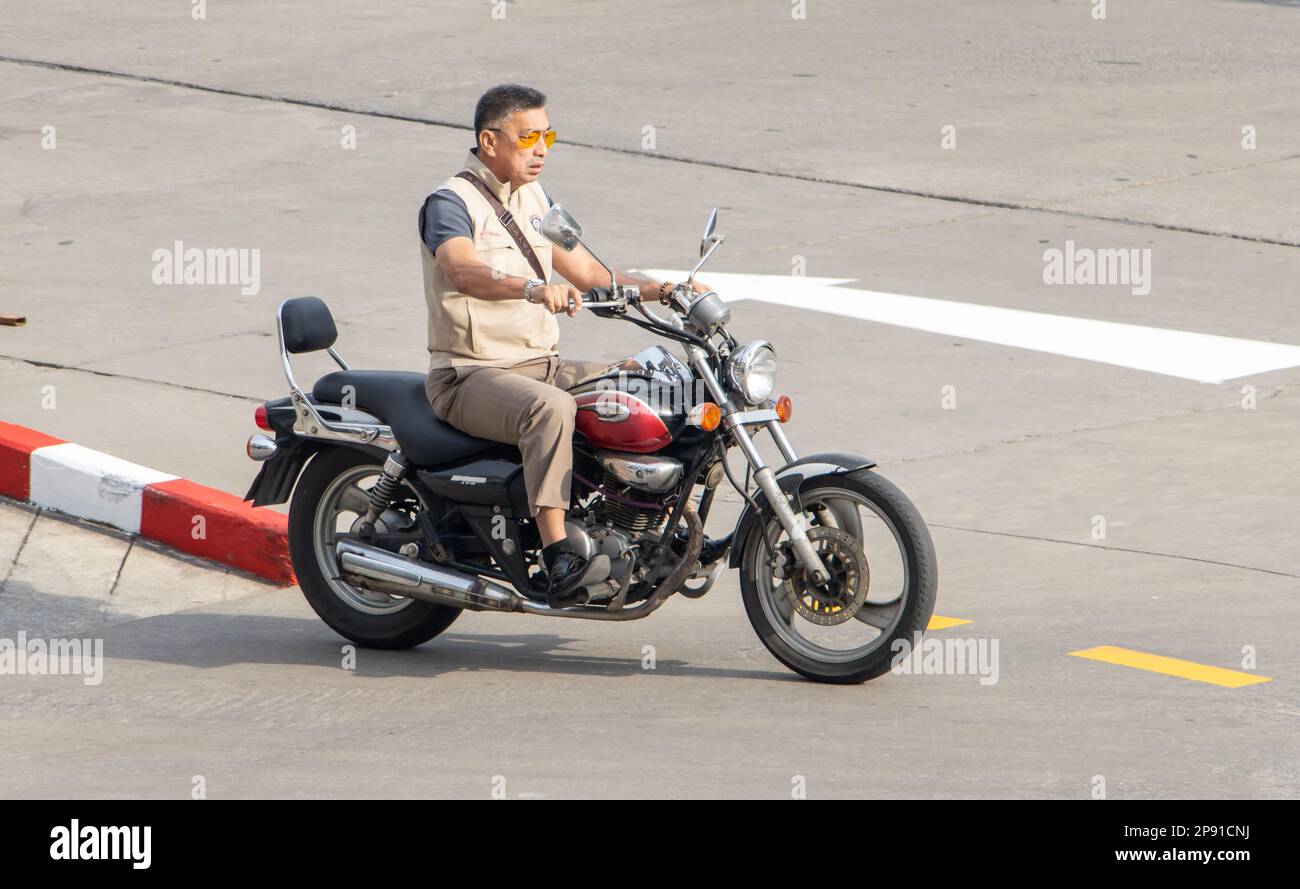 SAMUT PRAKAN, THAILAND, JANUAR 30 2023, Ein Mann fährt auf einem Motorrad auf der City Street Stockfoto