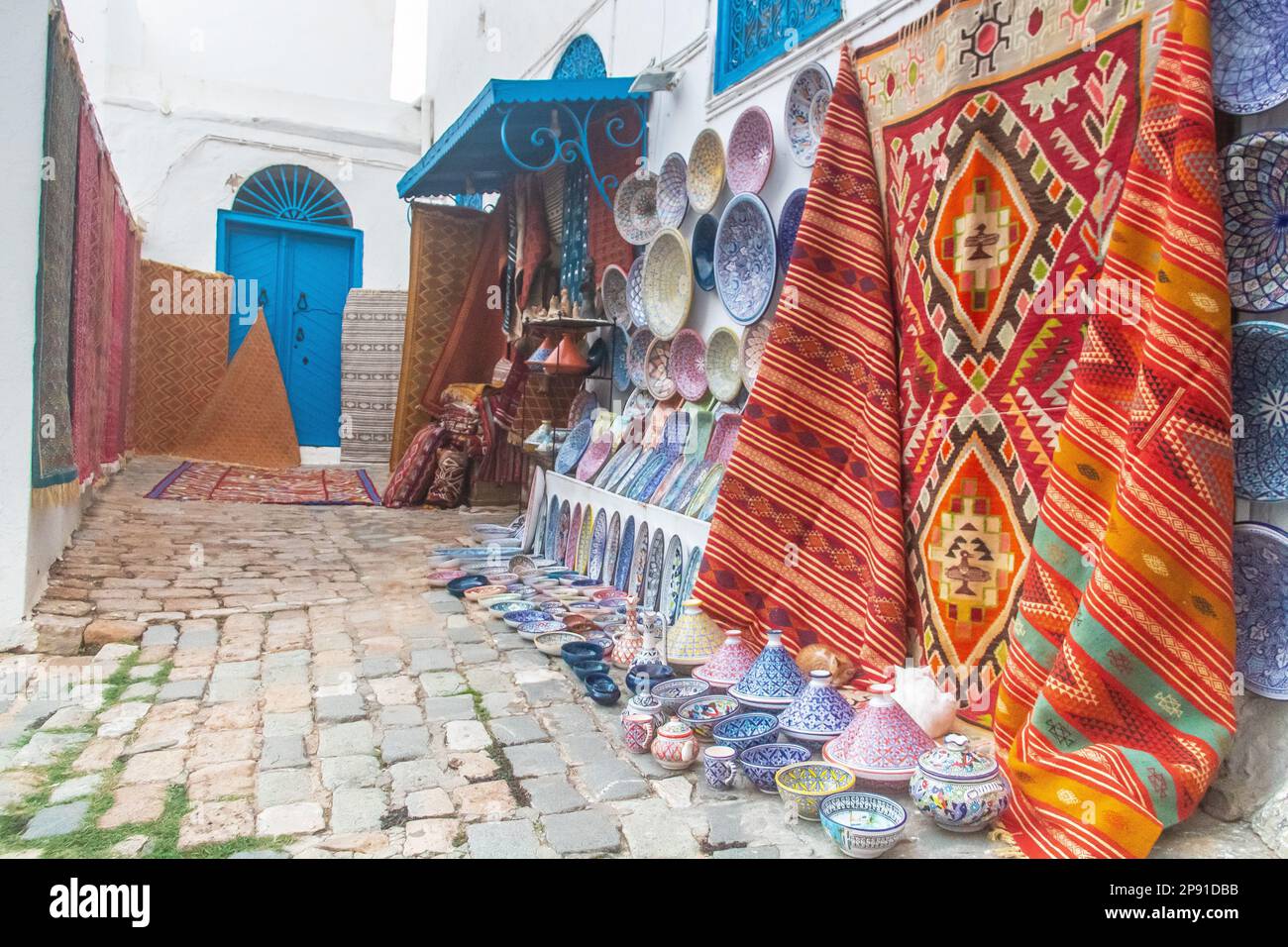 Souvenir-Steingut und Teppiche auf dem tunesischen Markt, Sidi Bou Said, Tunesien, Nordafrika Stockfoto