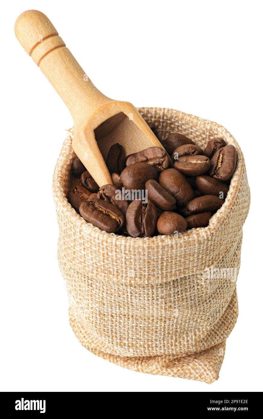Dunkel geröstete Kaffeebohnen und Holzlöffel in einem groben Leinenbeutel, isoliert auf weißem Hintergrund Stockfoto