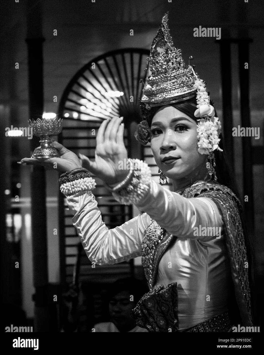 Ein traditioneller Khmer-Tänzer in Kambodscha tritt auf einem Flussschiff auf, das in der Hauptstadt Phnom Penh vor Anker liegt. Stockfoto