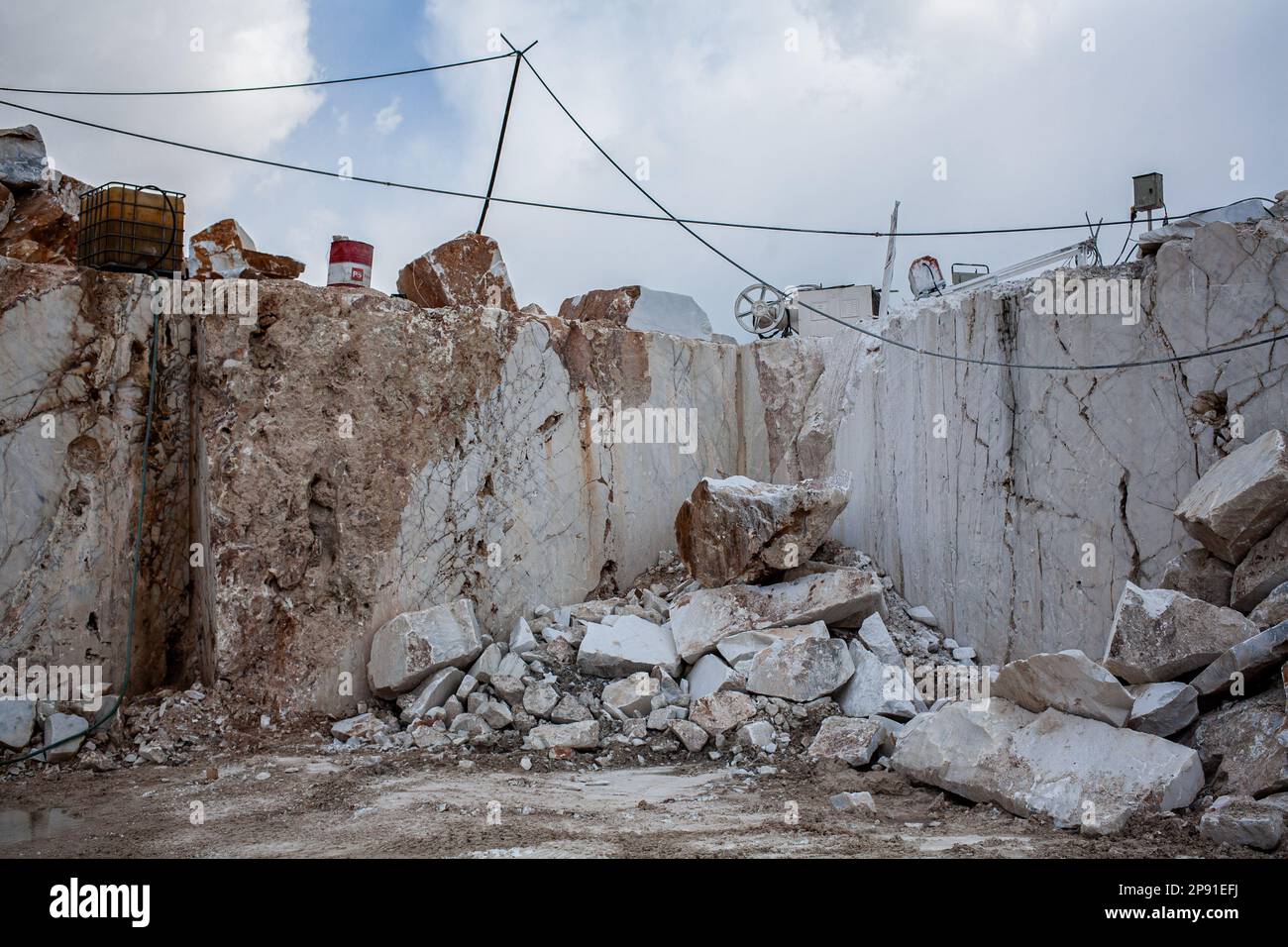 Kraftstofftanks, Elektrokabel und viele Baumaschinen werden im Feld verwendet. Die Steinbrüche in Iscehisar (antikes Dokimeion) im Zentrum von Phrygia waren eine wichtige Quelle für weißen Marmor und einen lilafarbenen Marmor namens Pavonazzetto. Die Steinbrüche wurden vom römischen Staat kontrolliert, aber das bedeutet nicht, dass der gesamte hier abgeholzte Marmor imperial kontrolliert wurde. Weißer Marmor aus diesen Steinbrüchen wurde vor allem für Sarkophage und Statuen vor Ort verwendet, obwohl diese Objekte manchmal exportiert wurden. Der in Iscehisar abgebaute Pavonazzetto wurde jedoch weitgehend nach Rom exportiert. Stockfoto