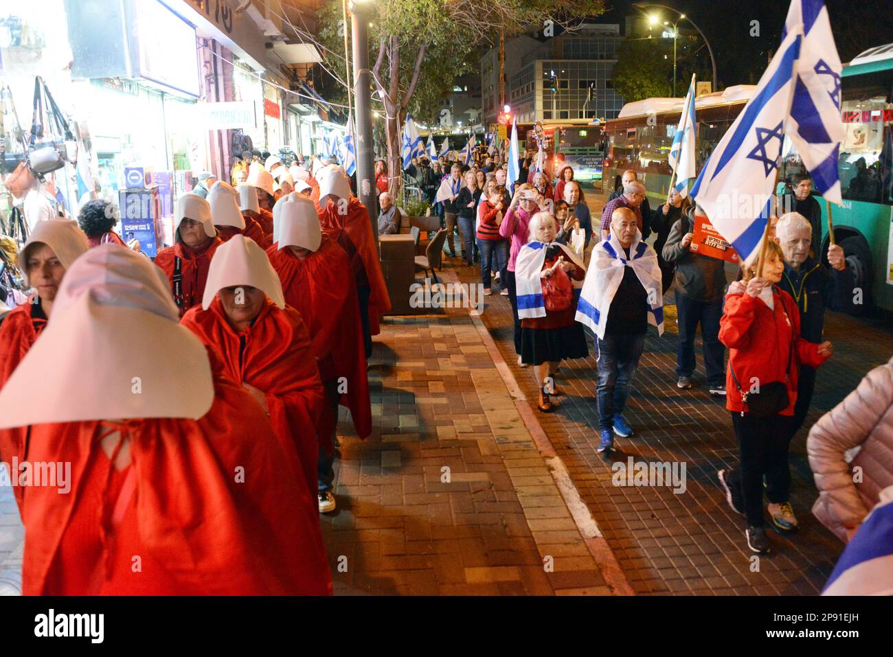 Magd's Tale - Protest in ganz Israel. Nachrichten. Gegen den Übergang Israels von der Demokratie zur Entlassung von Frauen und Menschenrechten Stockfoto