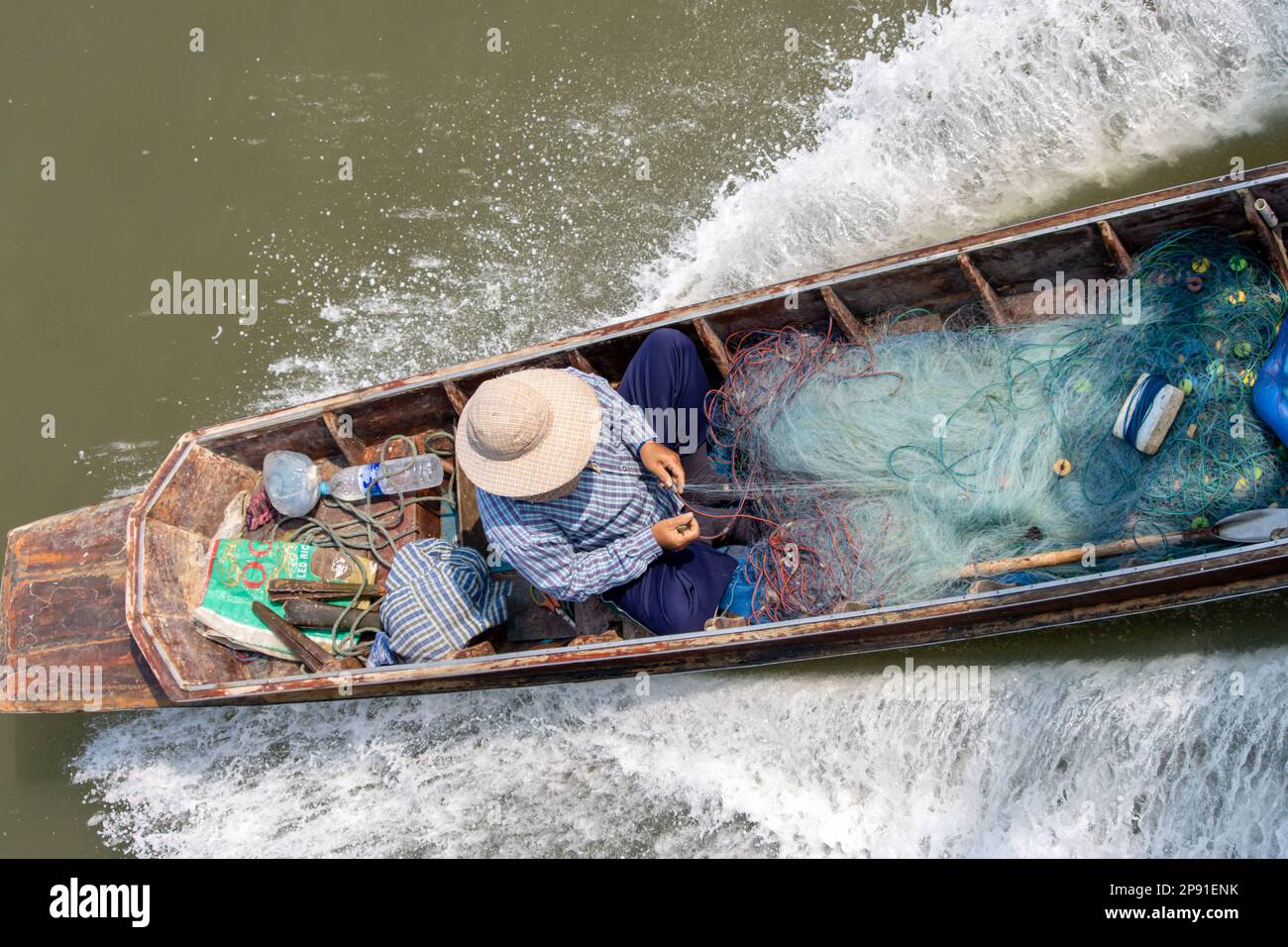 SAMUT PRAKAN, THAILAND, FEBRUAR 23 2023, Fischer segeln auf einem Boot mit Fischernetzen Stockfoto