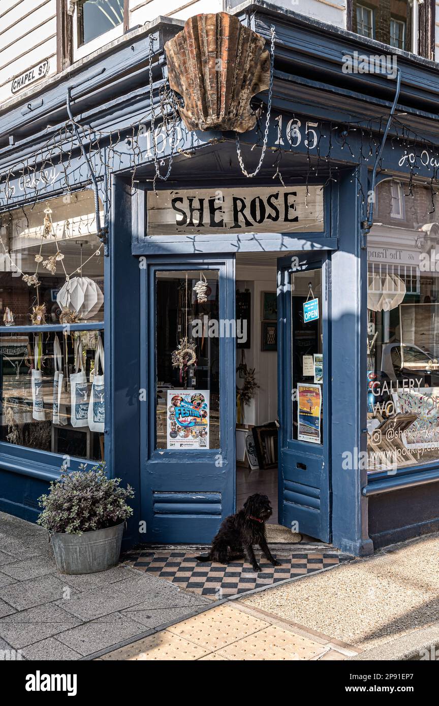 Offene Tür zur Kunstgalerie, die aus dem Lebensmittelgeschäft der letzten 1840er Jahre umgebaut wurde. Herne Bay, Kent, Großbritannien Stockfoto