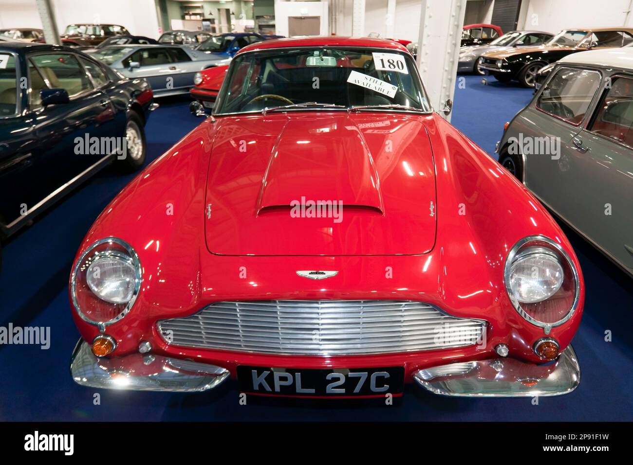 Vorderansicht eines Red, 1965, Aston Martin DB6, Teil der London Classic Car Auction 2023 in Olympia, London Stockfoto