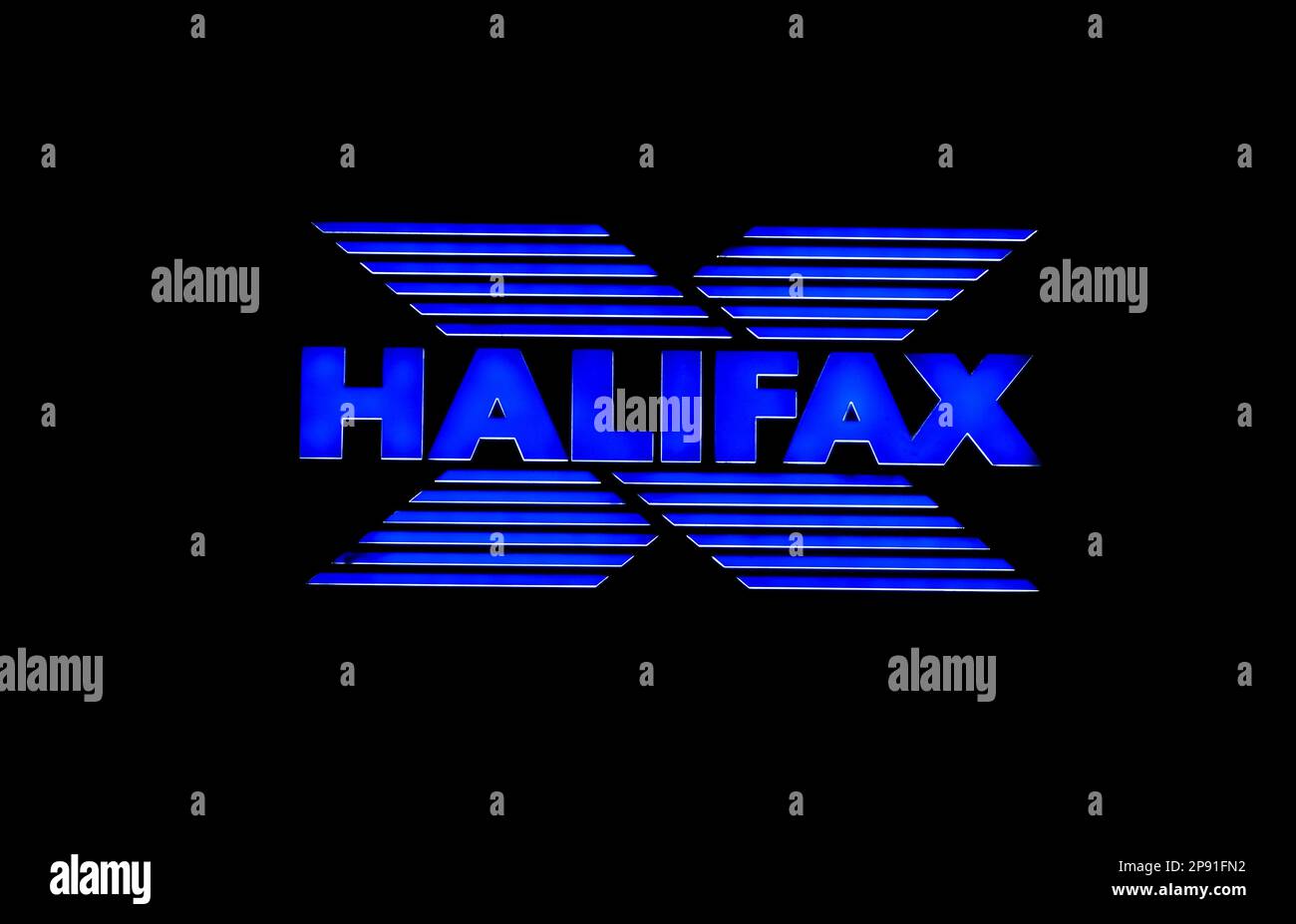 Blau beleuchtetes Halifax-Bankschild Stockfoto