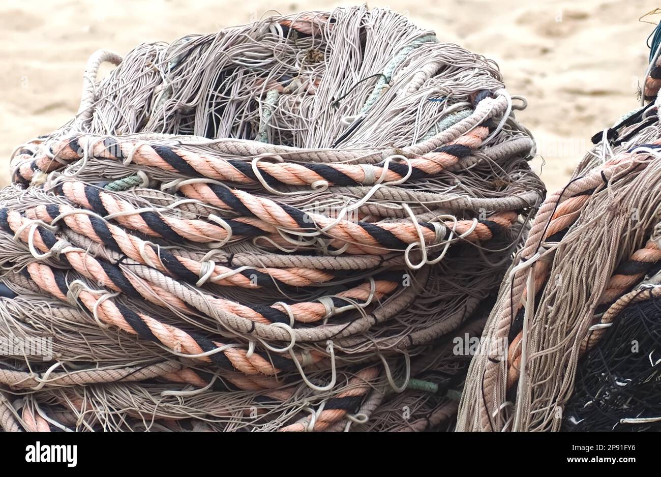 Fischernetze und Seile am Strand Stockfoto