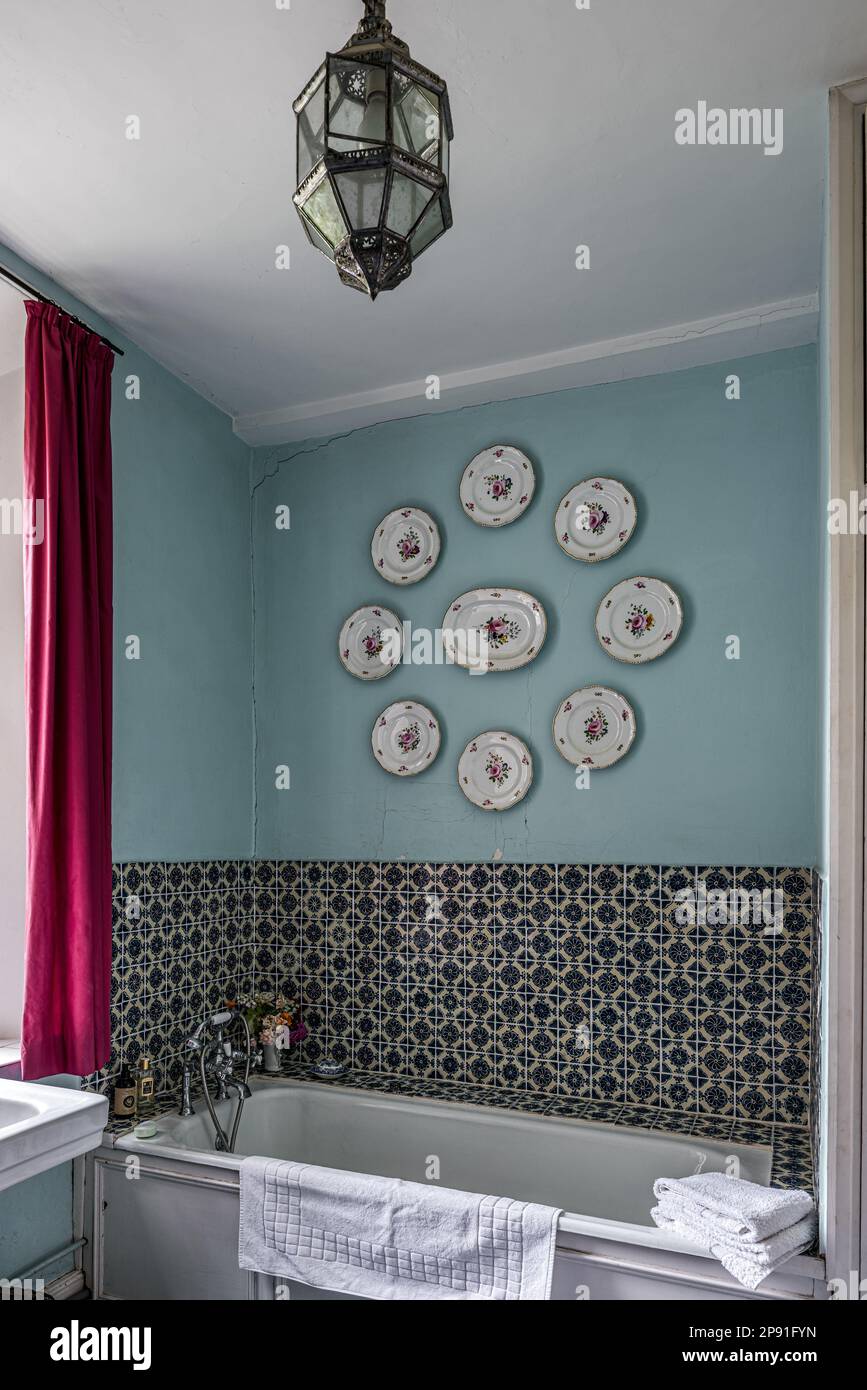 Dekorative Teller über dem gefliesten Bad in der Wiveton Hall im Jacobean Herrenhaus aus dem 17. Jahrhundert, Norfolk, Großbritannien Stockfoto