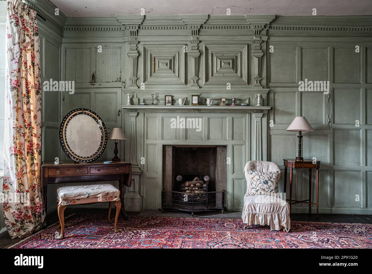 Klassische Einfachheit des getäfelten Schlafzimmers in der Wiveton Hall des 17. Jahrhunderts, Jakobean Herrenhaus, Norfolk, Großbritannien Stockfoto