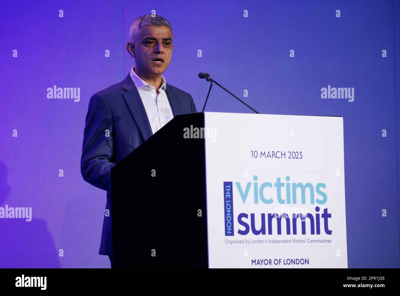 London, Großbritannien. 10. März 2023. Der Bürgermeister von London, Sadiq Khan, hält seine Grundsatzrede. Er fordert eine umfassende Überarbeitung des Strafrechtssystems. LondonÕs VictimsÕ-Kommissarin, Claire Waxman OBE veranstaltet einen großen Opfergipfel, auf dem Opfer von Straftaten, Gemeindevertreter und hochrangige Vertreter der Strafrechtspflege zusammenkommen, um überzeugende Zeugnisse ihrer Erfahrungen auszutauschen und die Bereiche der Strafrechtspflege hervorzuheben, die dringend geändert werden müssen. Kredit: Mark Thomas/Alamy Live News Stockfoto