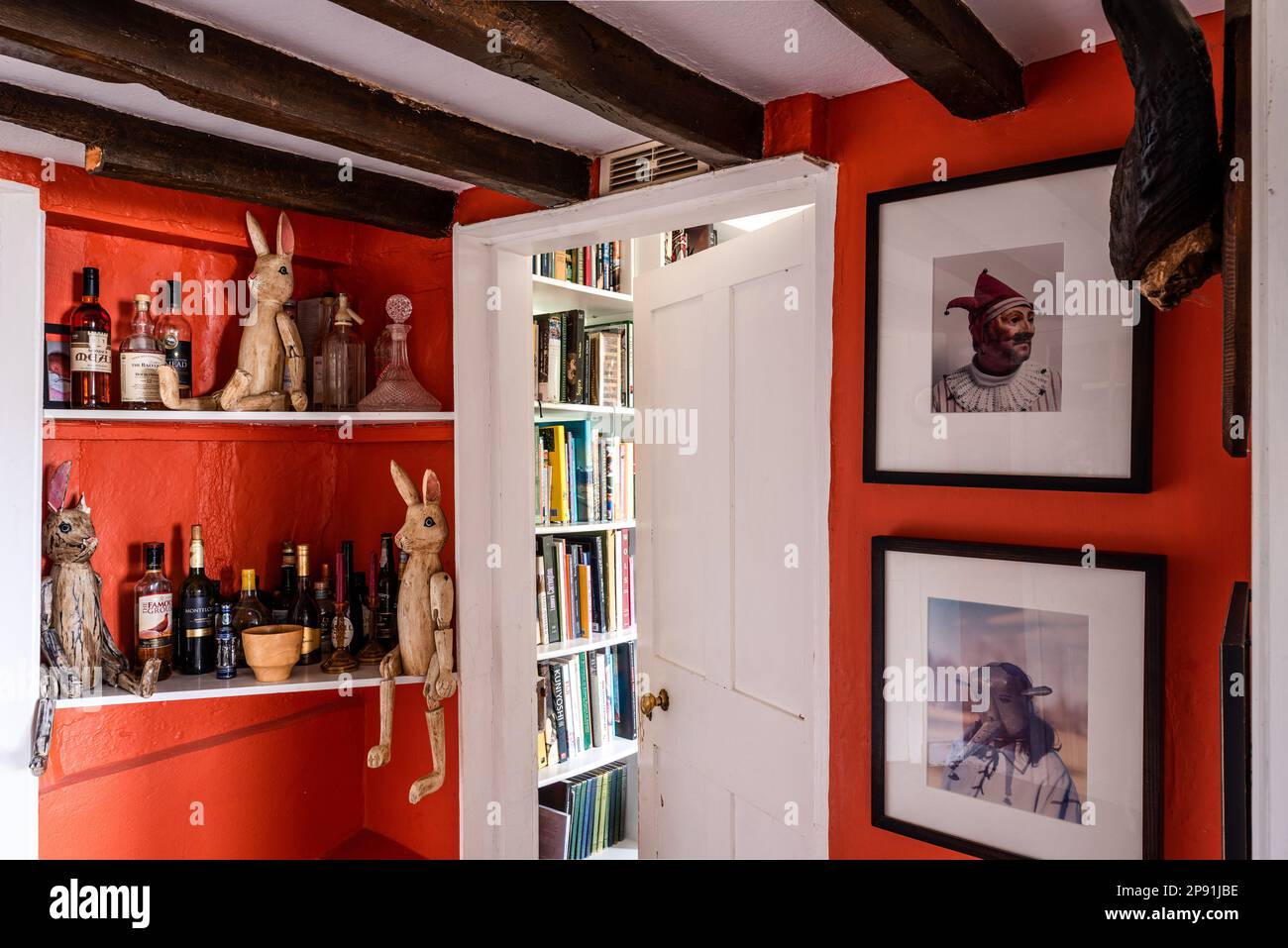 Artikulierte Häschen im Regal mit Wänden, die mit „Cornflower Locks“ bemalt sind. 16. Century Tudor Farmhouse, Suffolk, Großbritannien. Stockfoto