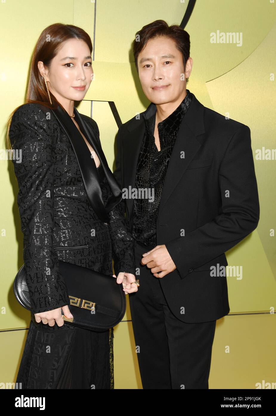 West Hollywood, Kalifornien, USA. 09. März 2023. (L-R) Lee Min-jung und Lee Byung-hun besuchen die Versace FW23 Show im Pacific Design Center am 09. März 2023 in West Hollywood, Kalifornien. Kredit: Jeffrey Mayer/Jtm Photos/Media Punch/Alamy Live News Stockfoto