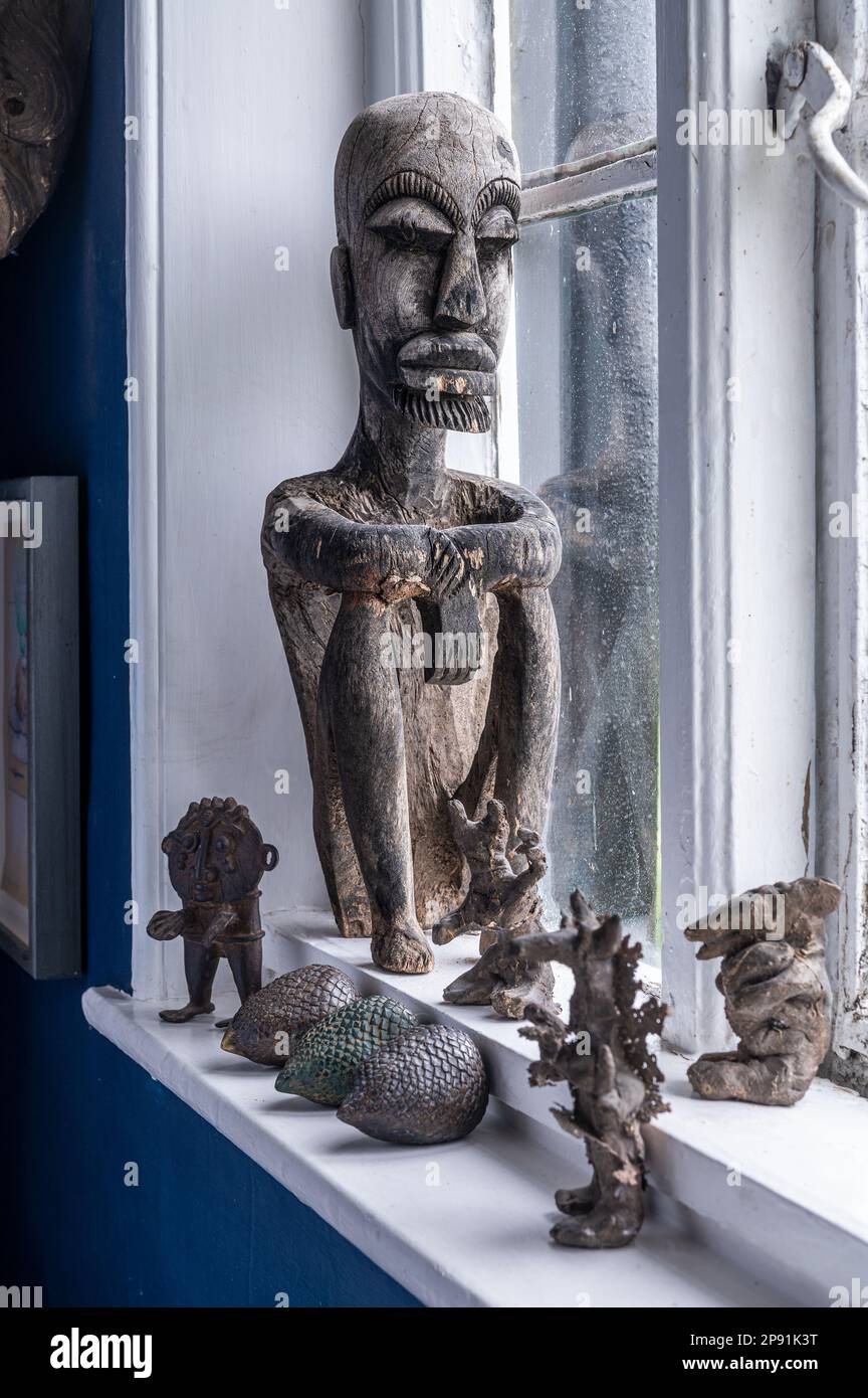Benin-Statue auf Fensterbank im Tudor-Bauernhaus aus dem 16. Jahrhundert, Suffolk, Großbritannien. Stockfoto