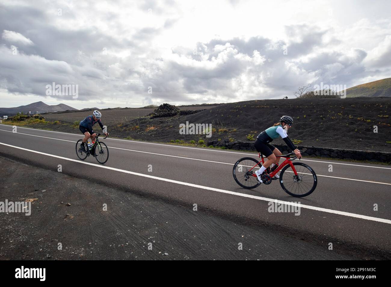 Radfahrer und Radfahrer auf der lz-30 durch die Weinregion La geria yaiza Lanzarote, Kanarische Inseln, Spanien Stockfoto