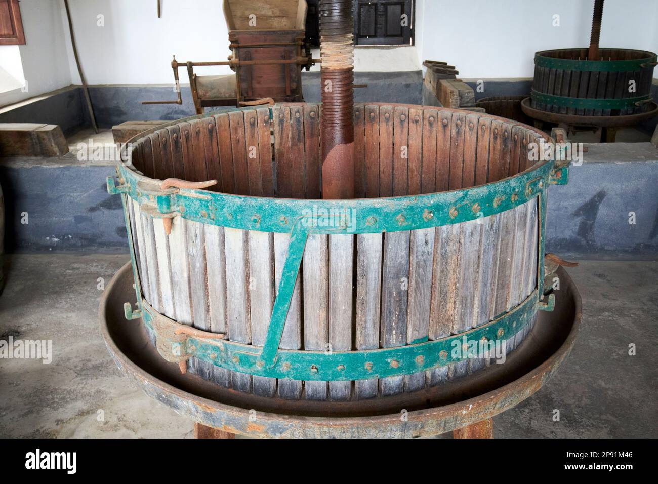 Alte historische Weinpresse in Bodegas rubicon in der Weinregion La geria Lanzarote, Kanarische Inseln, Spanien Stockfoto