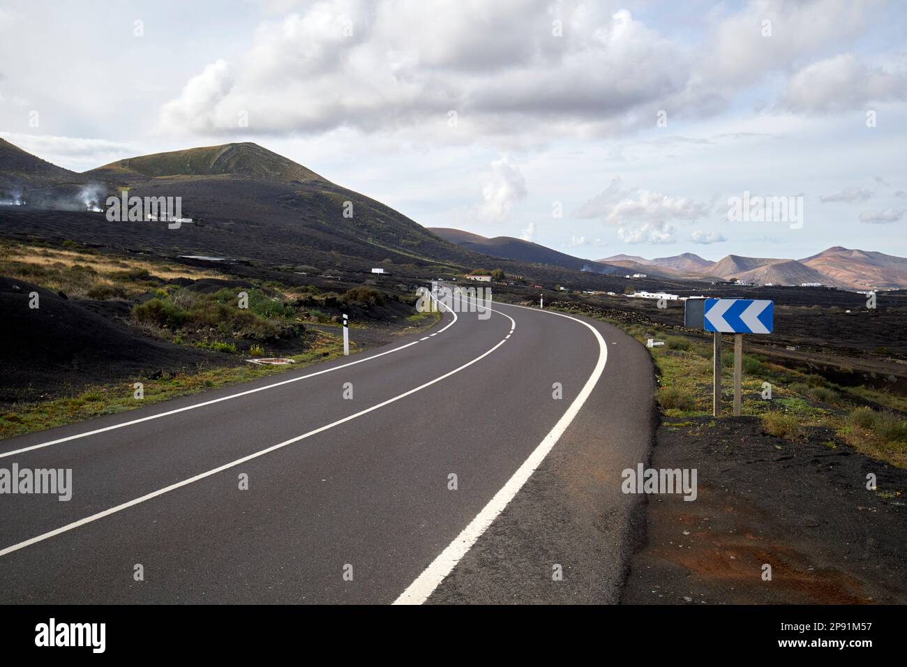 lz-30 Straße durch die Weinregion La geria yaiza Lanzarote, Kanarische Inseln, Spanien Stockfoto