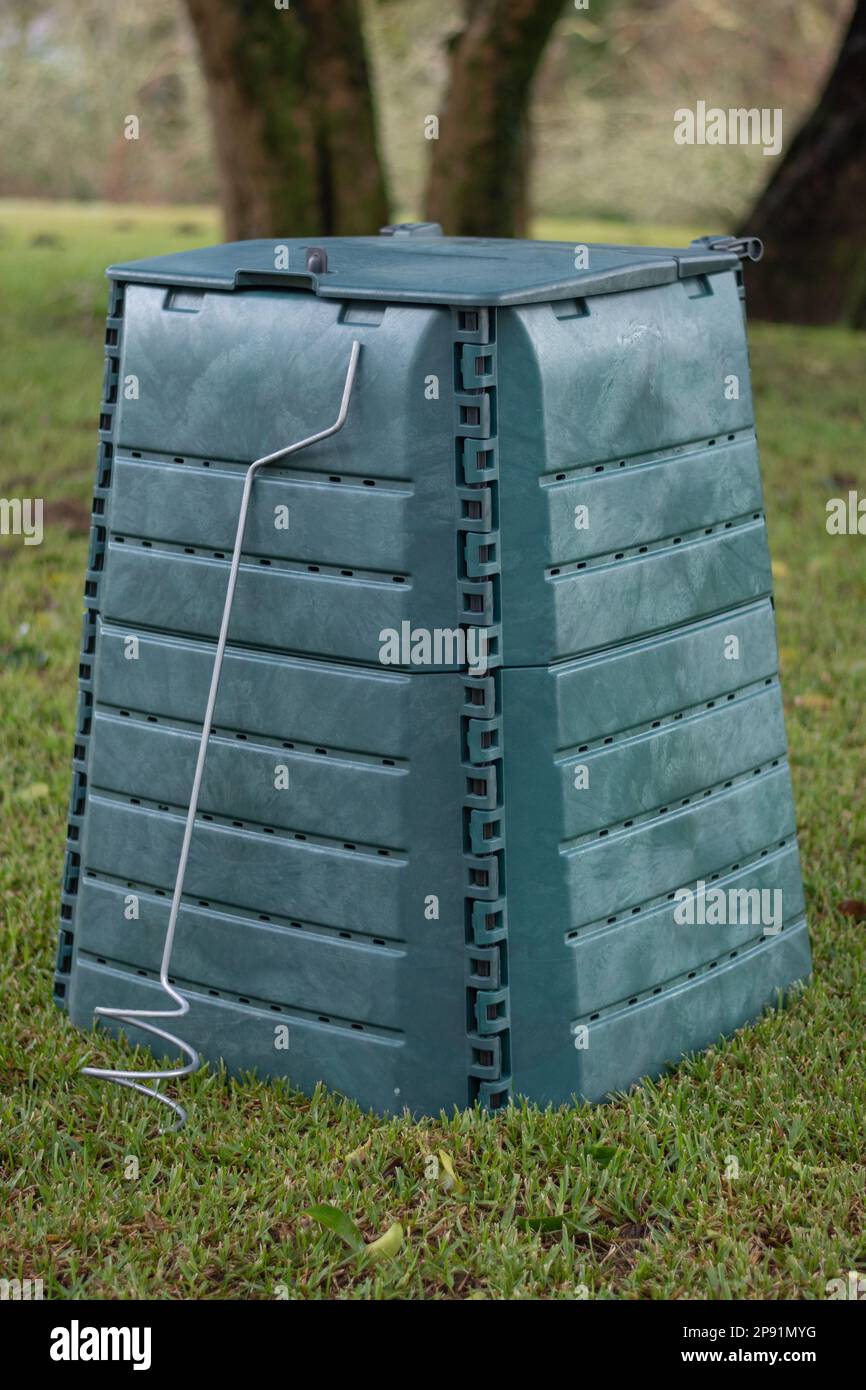 Kompostbehälter für den Außenbereich in einem Garten, um den organischen Abfall zu reduzieren. Konzept von Recycling und Nachhaltigkeit Stockfoto