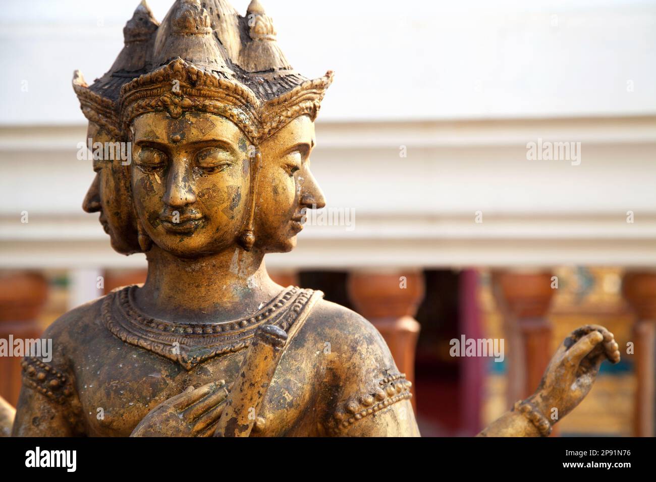 hindugott Brahma Gold schäbige alte Statue in Thailand. Wunderschöne indische Religion traditionelle lord Skulptur mit Gesichtern in einem Schrein Stockfoto