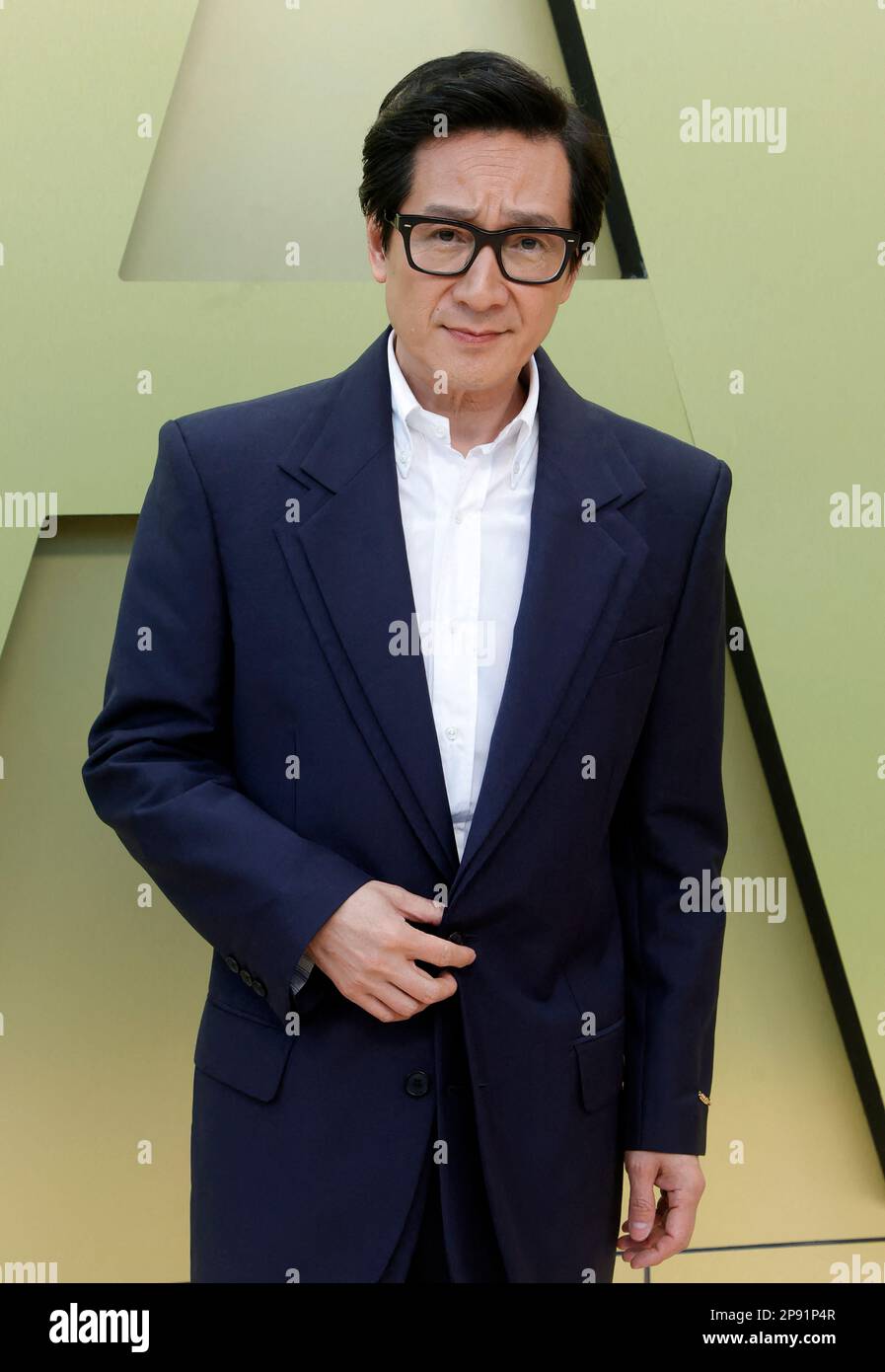 Jonathan Ke Quan nimmt an der Versace FW23 Show Teil, die am Donnerstag, den 9. März, im Pacific Design Center in West Hollywood, Los Angeles, CA, UA stattfindet. 2023. Foto: Fati Sadou/ABACAPRESS.COM Stockfoto