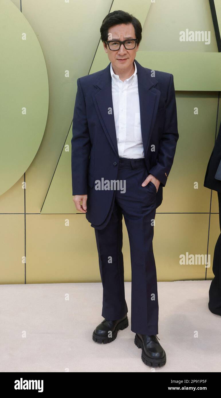 Jonathan Ke Quan nimmt an der Versace FW23 Show Teil, die am Donnerstag, den 9. März, im Pacific Design Center in West Hollywood, Los Angeles, CA, UA stattfindet. 2023. Foto: Fati Sadou/ABACAPRESS.COM Stockfoto