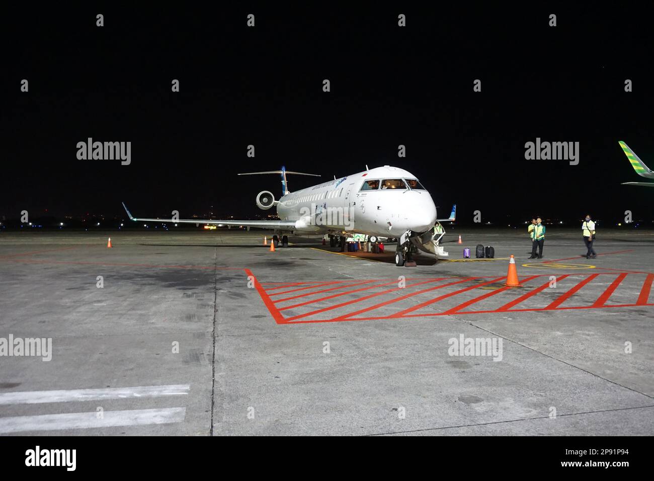 Passagierflugzeug auf dem Vorfeld des Flughafens Stockfoto