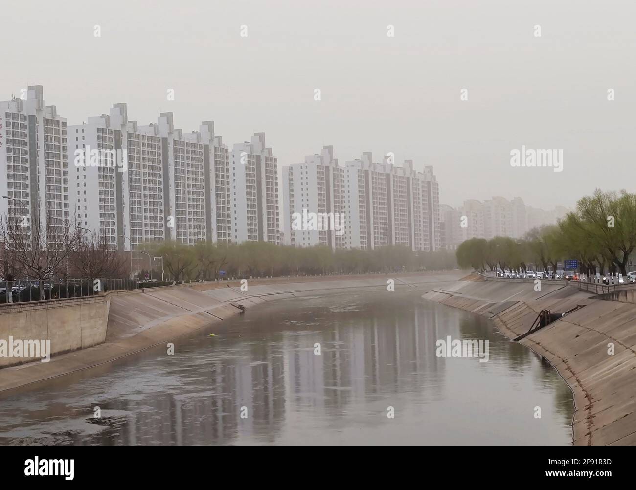 PEKING, CHINA - 10. MÄRZ 2023 - Fahrzeuge bewegen sich langsam in Peking, China, 10. März 2023. Am selben Tag wurde Peking von einem Sandsturm getroffen. Stockfoto