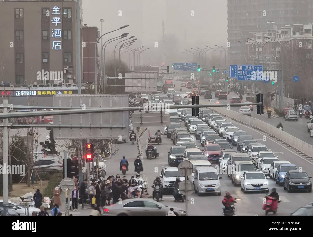 PEKING, CHINA - 10. MÄRZ 2023 - Fahrzeuge bewegen sich langsam in Peking, China, 10. März 2023. Am selben Tag wurde Peking von einem Sandsturm getroffen. Stockfoto