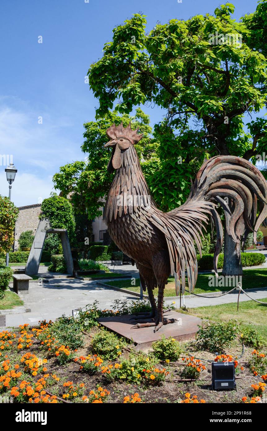 Metalldenkmal mit dem berühmten Symbol des Chianti Classico Consortium in Gaiole in Chianti, Toskana Stockfoto
