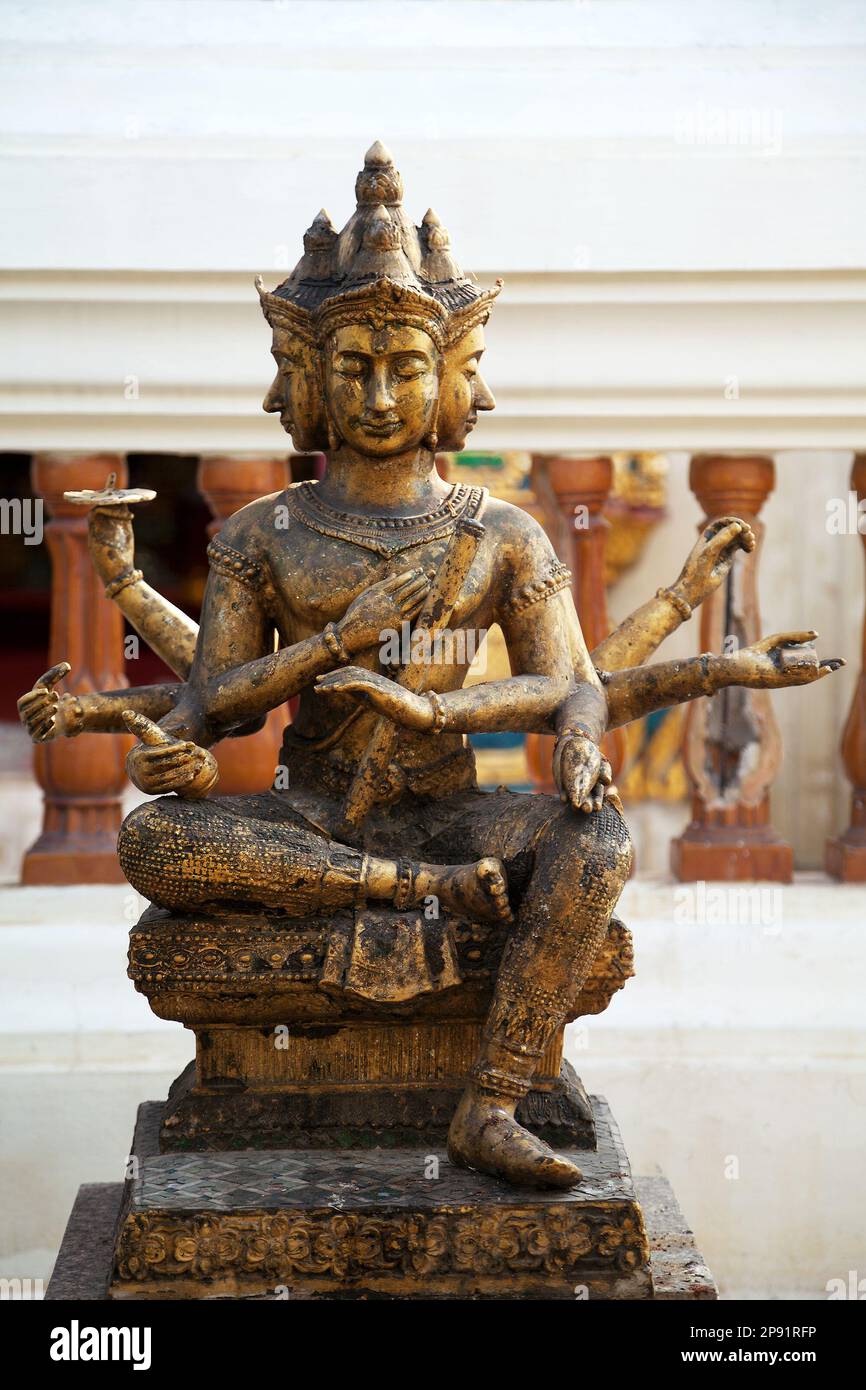 hindugott Brahma Gold schäbige alte Statue in Thailand. Wunderschöne indische Religion traditionelle lord Skulptur mit Gesichtern und acht Armen in einem Schrein Stockfoto