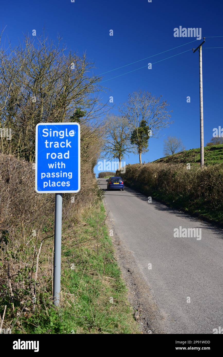 Ein Schild neben einer einspurigen Straße in Großbritannien. Stockfoto