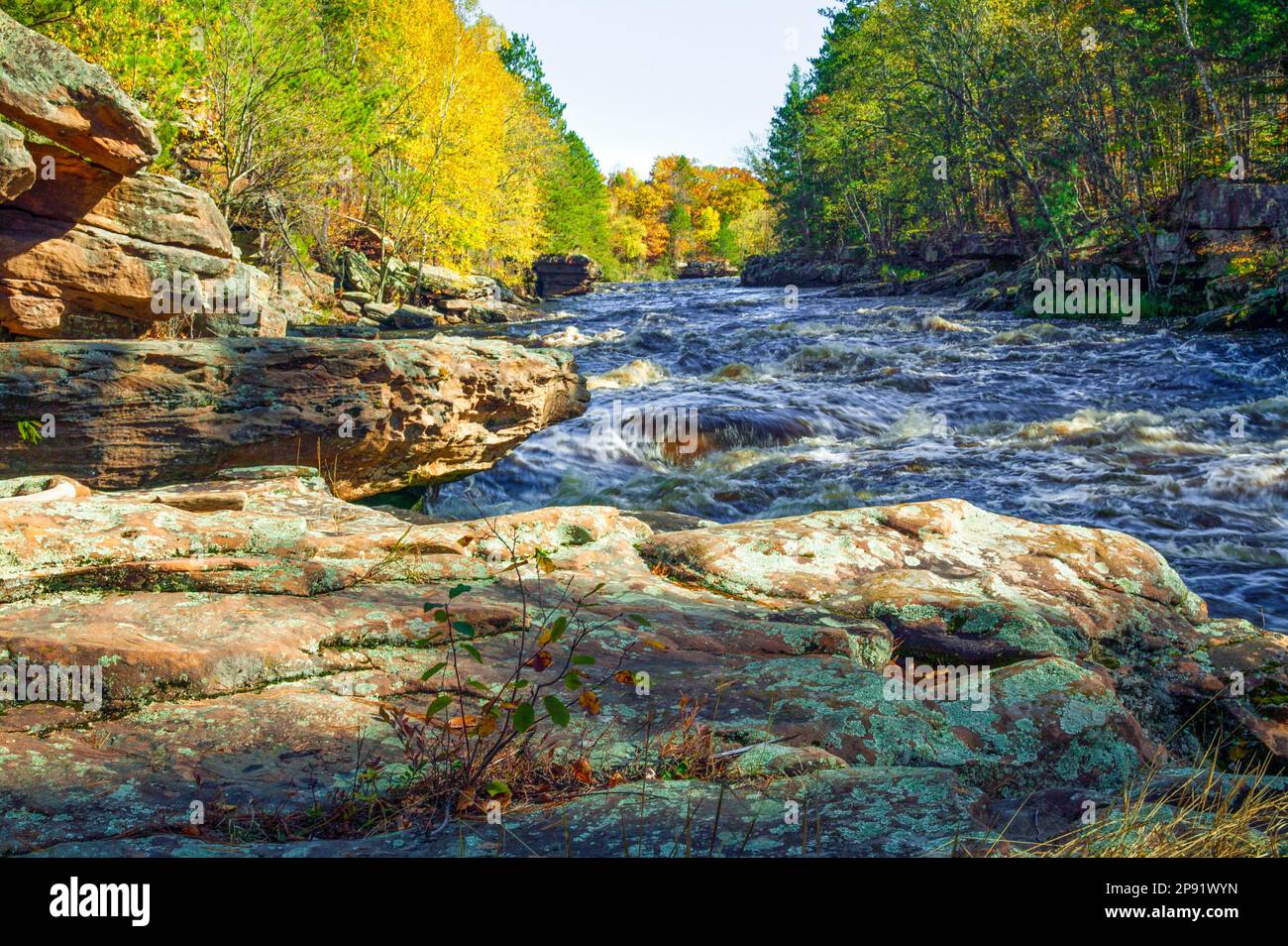 Herbstwald am Kettle River im Banning State Park, Minnesota. Stockfoto