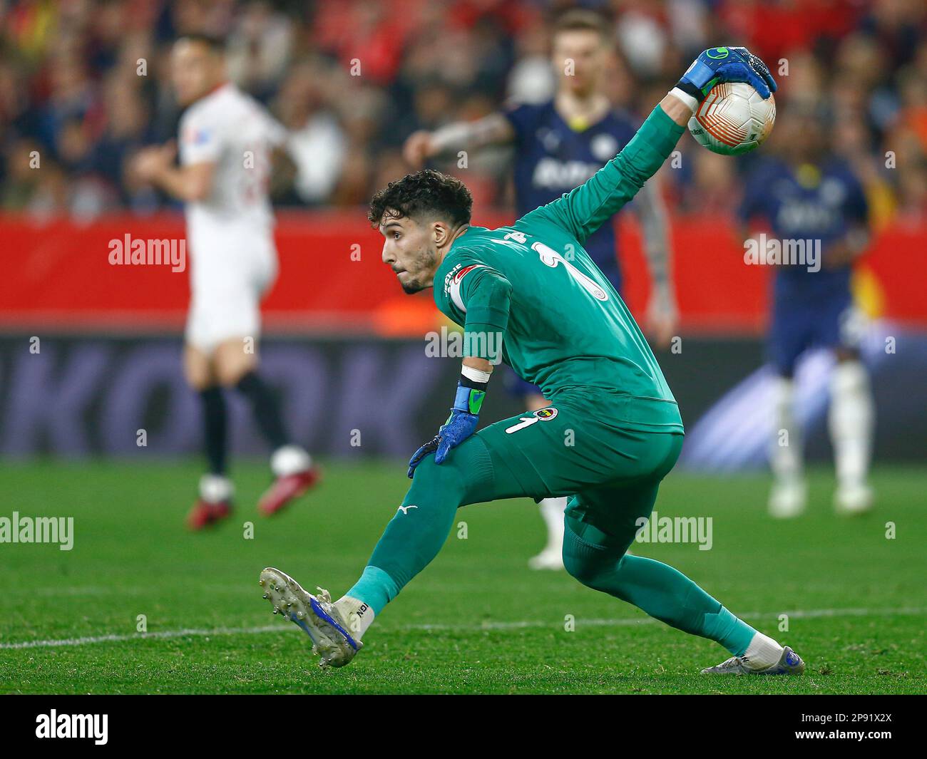 Altay Bayindir von Fenerbahce während des Spiels der UEFA Europa League, Runde 16, 1. Etappe, zwischen dem FC Sevilla gegen Fenerbahce Spor Kulubu spielte am 9. März 2023 im Ramon Sanchez Pizjuan Stadion in Sevilla, Spanien. (Foto: Antonio Pozo / PRESSIN) Stockfoto