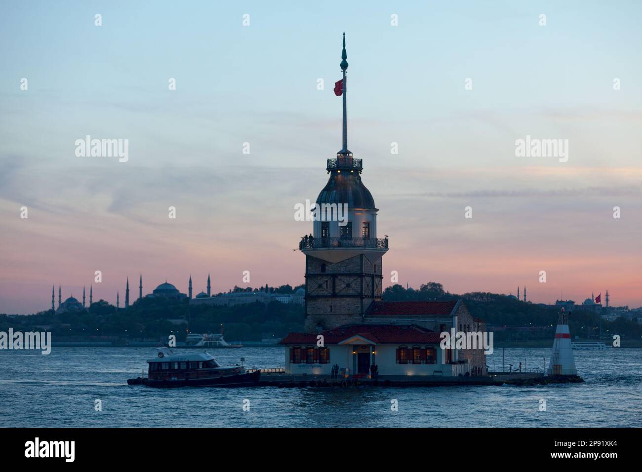 Istanbul, Türkei - Mai 12 2019: Der Jungfrauenturm, auch bekannt als Leander's Tower seit der mittelalterlichen byzantinischen Zeit, ist ein Turm, der auf einer kleinen isl liegt Stockfoto
