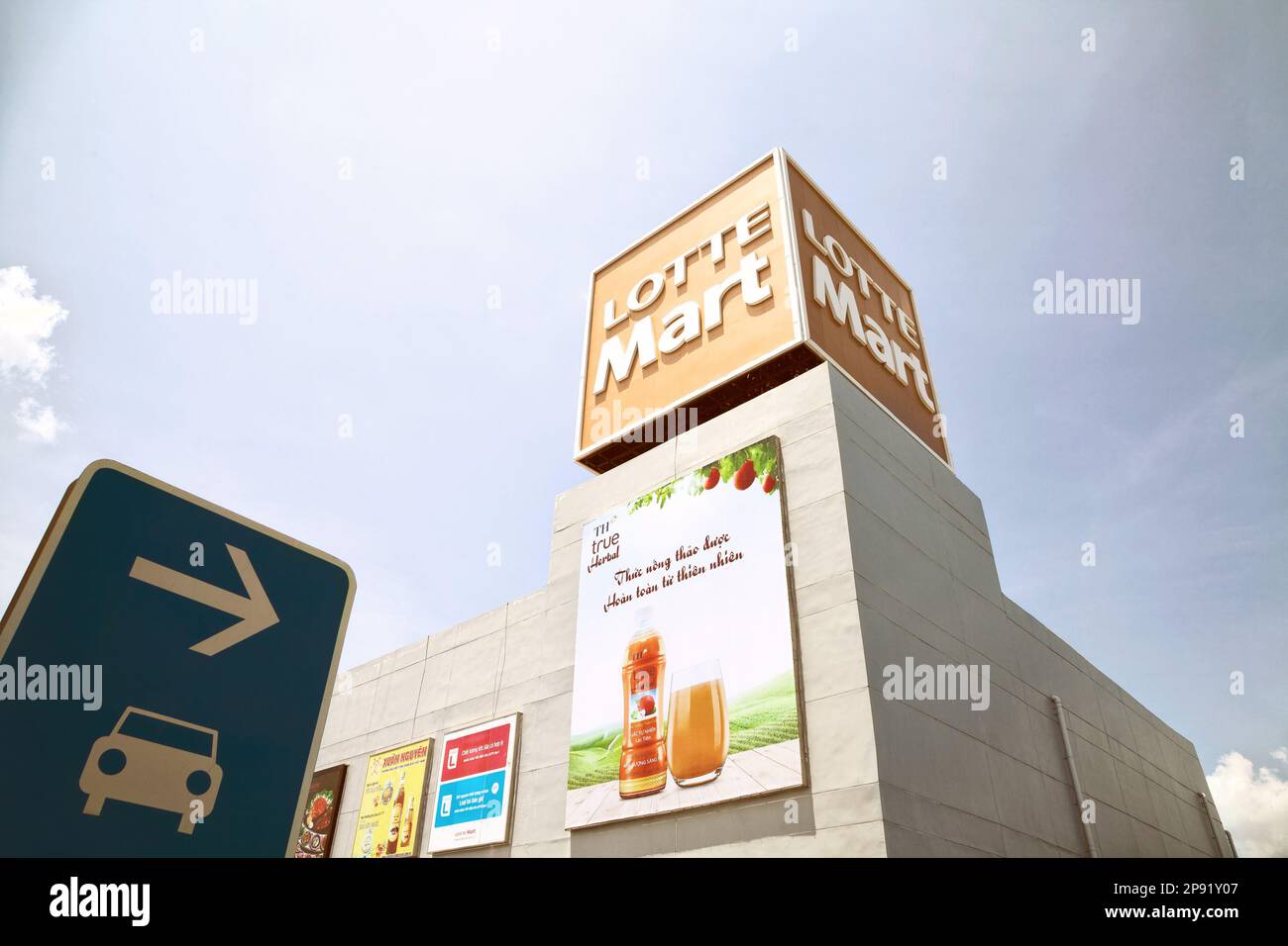 Nha Trang, Vietnam - April 1, 2018: Koreanische berühmten Supermarkt Lotte Mart Fassade. Verkaufsplattform für ein großes Einkaufszentrum mit einem Logo und Werbe Stockfoto