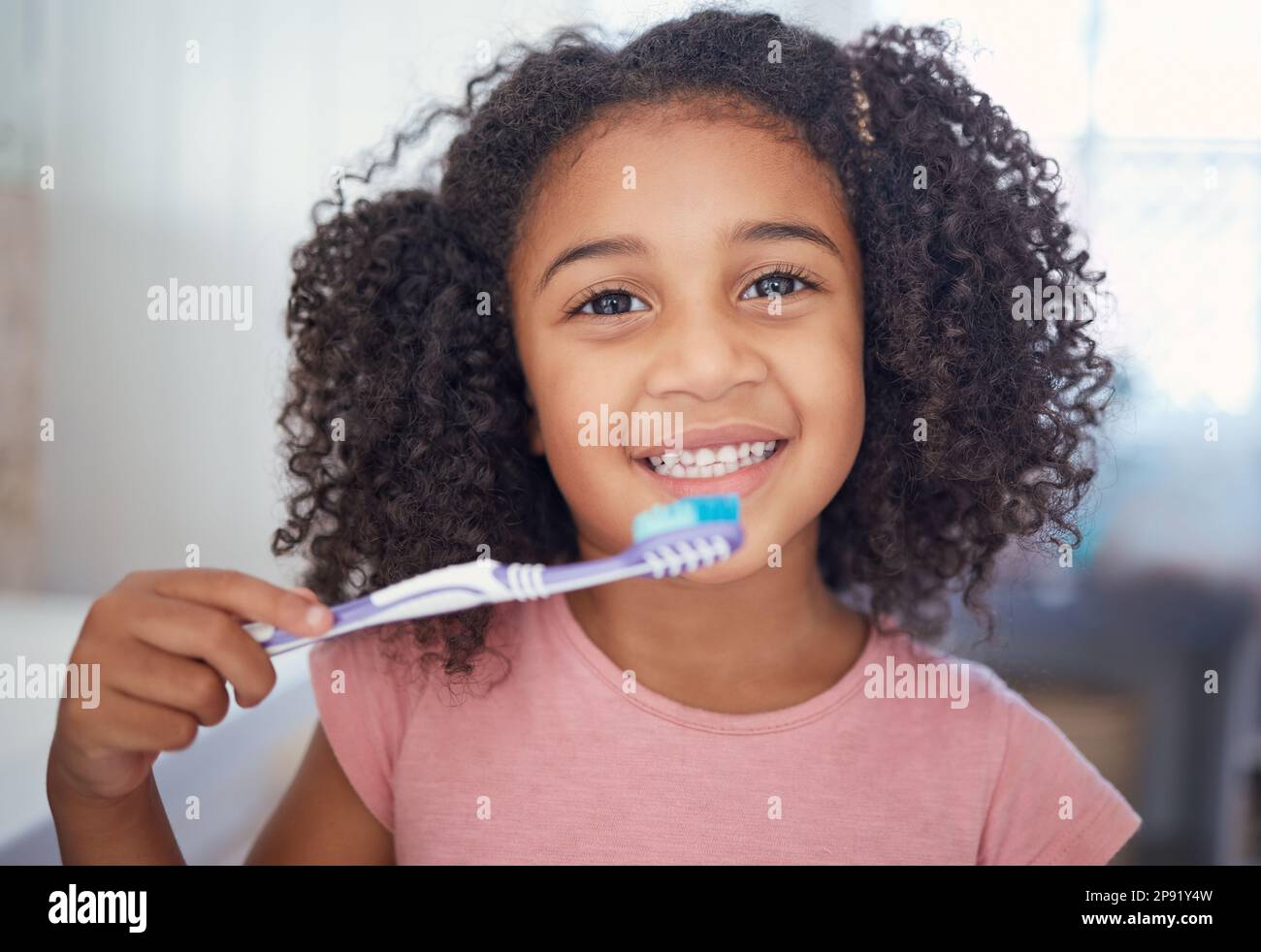 Junge Mädchen Kinder, Porträt-und Zähneputzen, Zahnpflege und Badezimmer  Zahnbürste in Brasilien zu Hause. Glücklich, lächeln und schwarzes Kind Gesicht  Reinigung Stockfotografie - Alamy