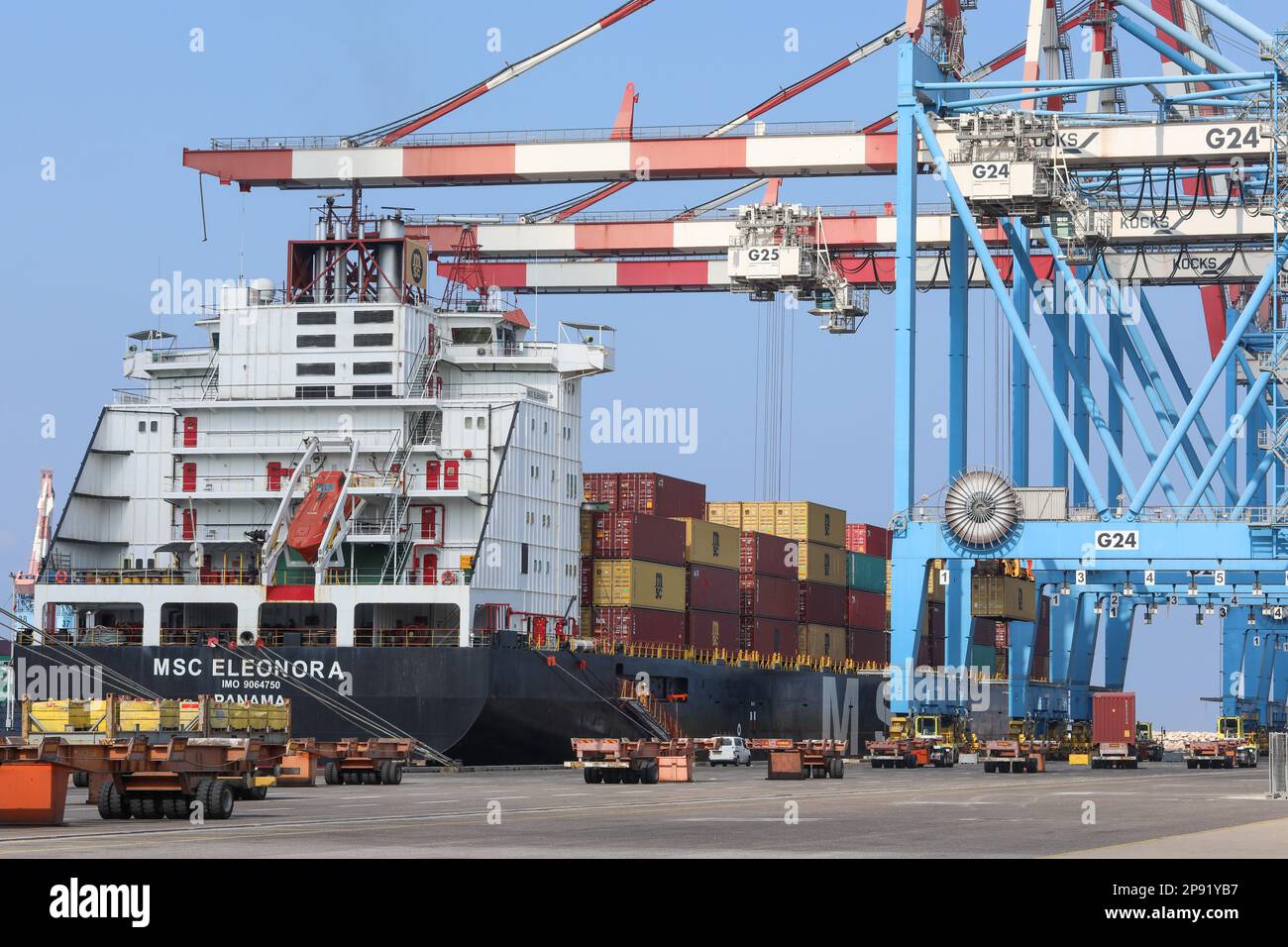Schiffshafen Haifa, Israel - 25. Oktober 2021: Kranbetrieb und Fahrzeugbetrieb im Schiffshafen. Stockfoto