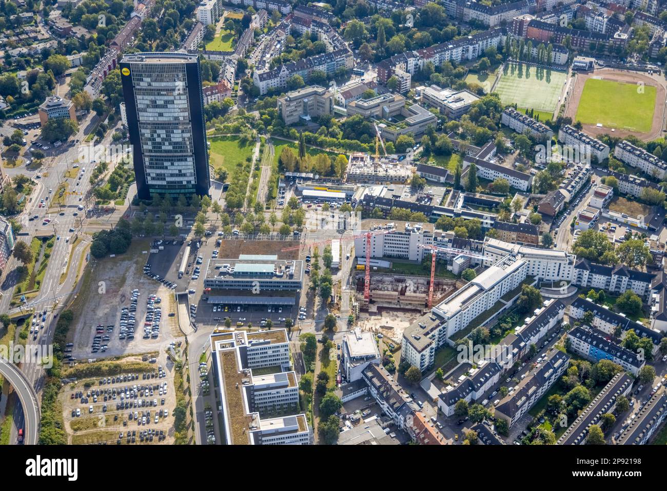 Luftaufnahme, ARAG-Turm mit Baustelle in der Mercedesstraße mit neuem Büro- und Wohnkomplex im Düsseltal-Bezirk in Düsseldorf, Rhinelan Stockfoto