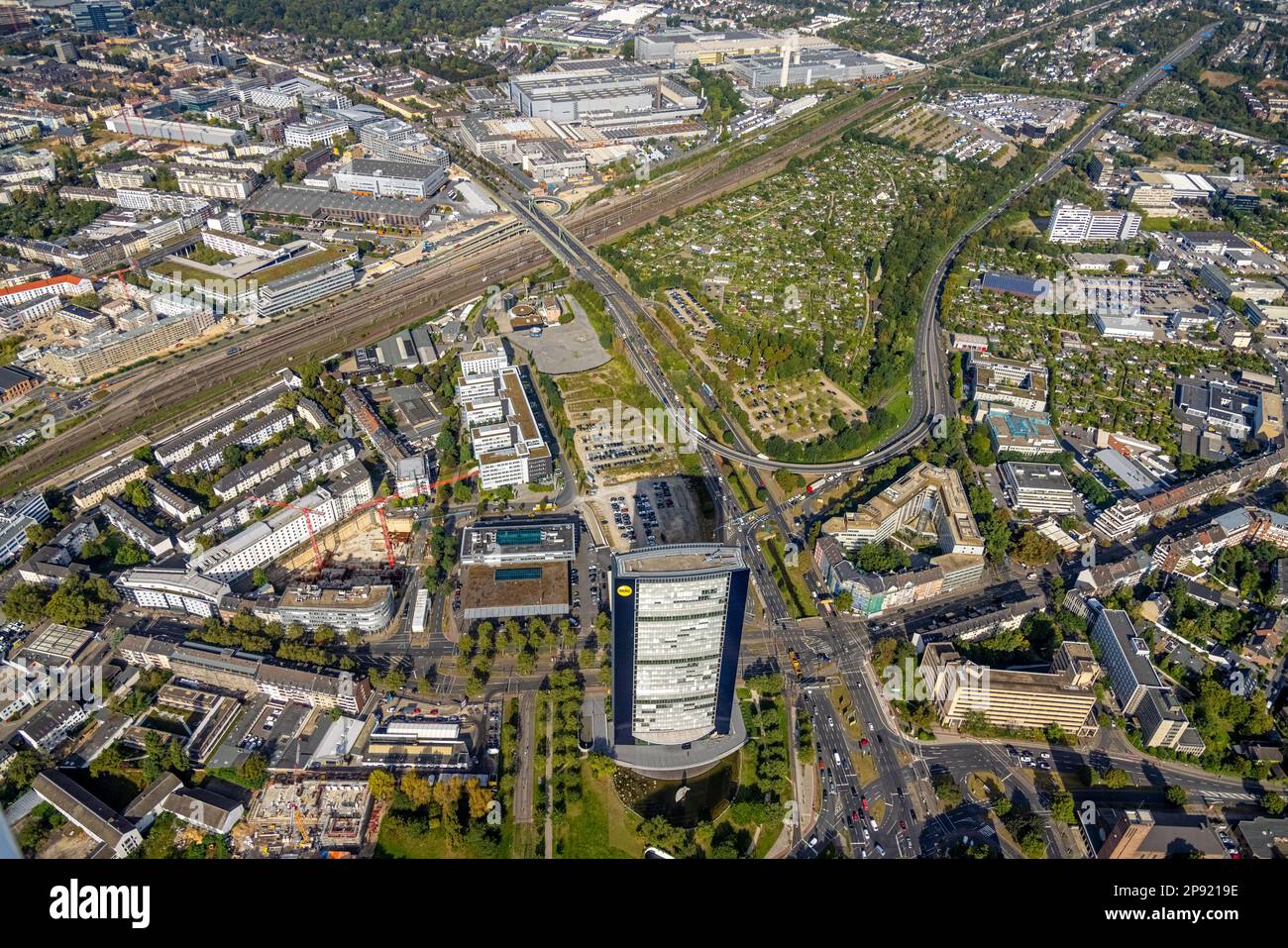 Luftaufnahme, ARAG-Turm mit Baustelle in der Mercedesstraße mit neuem Büro- und Wohnkomplex im Düsseltal-Bezirk in Düsseldorf, Rhinelan Stockfoto