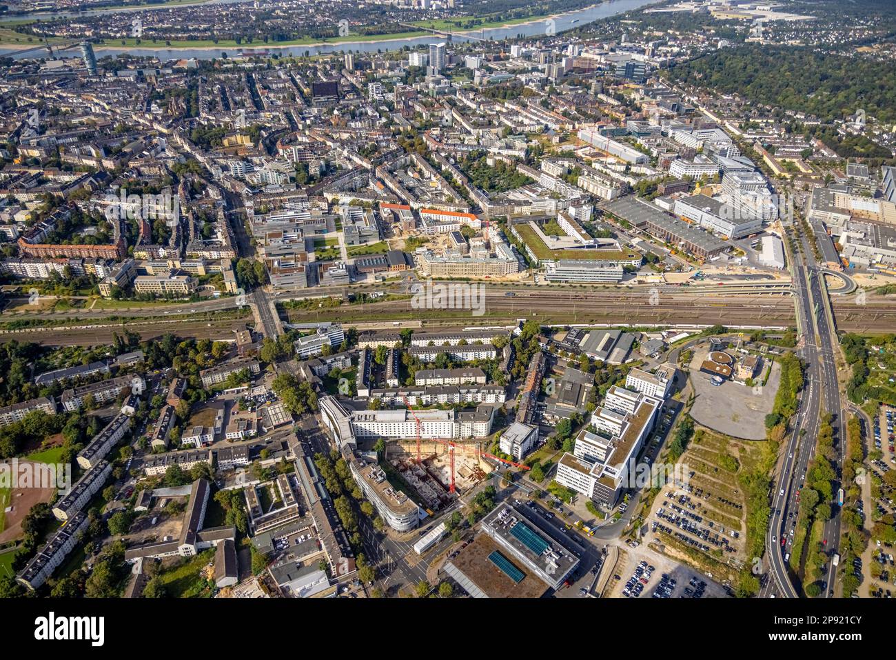 Luftaufnahme, Baustelle in der Mercedesstraße mit neuem Büro- und Wohnkomplex im Düsseltal-Bezirk Düsseldorf, Rheinland, Nordrhein-W. Stockfoto